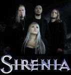 Promovalokuva Sirenia-nimisen goottimetallibändin joukoista vuonna 2007. Bändikuvassa yhteensä neljä muusikkoa, joista jokaisella mustat vaatteet yllään. Kuvassa taustalla seisoo kolme miestä, joiden edessä keskimmäisenä nainen, jolla pitkät vaaleat hiuks