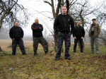 Wasaran promovalokuvassa vuodelta 2008 näkyy viisi pääsääntöisesti mustiin vaatteisiin pukeutunutta miestä. He seisovat ulkosalla lehdettömien puiden edustalla vihreällä kedolla.