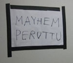 Mustalla teipillä seinään kiinnitetyssä valkoisessa paperiarkissa lukee tussilla kirjoitettuna, että "Mayhem peruttu".