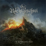 Nachtgeschrein albumin "Am Rande der Welt" kansikuvassa maalaus pilvisestä taivaasta, jonka alaosaa hallitsee suuri tulivuori. Kuvan yläosassa yhtyeen logo koristeellisin kirjaimin. Alaosassa albumin nimi pienellä präntillä.