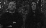 Tumma ja harmaasävyinen valokuva Gorgorothin kokoonpanoon kuuluvista kahdesta jäsenestä. Kummatkin ovat miehiä ja molemmilla mustat vaatteet yllään. Oikealla pitkähiuksinen mies, vasemman laidan heppu on kalju ja hänellä on parta.
