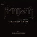 Manowarin logon ääriviivat mustaa taustaa vasten. Logon alla lukee "Thunder In The Sky" vaaleanruskealla värillä ja versaalilla. Kuvan alaosassa lukukelvotonta pikkurpänttiä parin sanan verran.