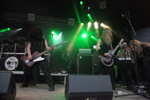 Finntrollin jäsenet soittavat esiintymislavalle vihreiden spottivalojen sohiessa takana. Kuvassa etummaisena kitaristeja ja basisti, takana rumpali.
