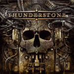 Thunderstonen studioalbumin "Dirt Metal" kannessa näkyy raudasta taottu ihmisen pääkalloa muistuttava pönikkä, jonka yllä Thunderstonen metallitekstuurilla kuvioitu logo. Kuvan alaosassa ruskealla värillä lukee albumin nimi suhteellisen pienellä kirjasime