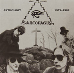 Harmaasävyinen valokuva neljästä aurinkolasipäisestä miehestä, jotka seisovat kiviröykkön edessä. Kuvan yläosassa on Sarcofaguksen logo ja sen yhteydessä myös levyn nimi.