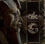 Nilen albumin "Those Whom the Gods Detest" kannessa harmaasävyinen valokuva tai piirros egyptiläisestä patsaasta, joka on runneltu ja kulunut. Patsaasta näkyy sivuprofiili vasemmalla ja se katsoo oikeaan laitaan. Kuvan oikeassa laidassa tummanruskean palk