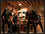 Dark Funeralin mustiin pukeutuneet metallimiehet pienessä puukehikossa soittelemassa instrumenttejaan. Kuvan laidat ovat mustat. Kuvasas näkyy neljä-viisi mustiin pukeutunutta pitkälettiä.