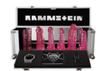 Rammsteinin dildopaketin kotelointi on alumiinia. Kotelon sisällä on yhtyeen logo valkoisella värillä mustaa pohjaväriä vasten. Paketissa sisällä useita vaaleanpunaisia dildoja ja käsiraudat, Rammsteinin uusi albumi, sekä maila.