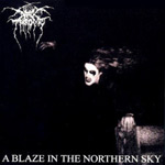 Darkthronen albumin "A Blaze In The Northern Sky" etukannessa hyvin synkkä valokuva black metal -muusikosta, jolla corpsemaskit kasvoilla ja pitkät hiukset pimeydessä liehuen. Kuvan vasemmassa yläkulmassa Darkthronen logo valkoisella värillä. Kuvan alaosa
