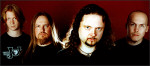 Olympos Mons -bändin jäsenet, eli neljä miestä, seisovat punaista taustaa vasten. Oikeassa laidassa näkyvällä miehellä ei ole hiuksia päässä, kolmella muulla on pitkät tai pitkähköt hiukset. Keskimmäisen miehen kaulassa on ketju.