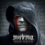 Mortemian albumin "Misere Mortem" etukannessa valokuva mustahuppuisesta hahmosta, jonka kasvot peitetty valkoisiin käärinliinoihin ja jonka silmien kohdalla valuu liinoihin punaiset rannut. Kuvan alaosassa lukee valkoisin hohtavin kirjaimin sekä Mortemian