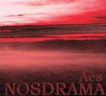 Nosdraman albumin "Äes" etukannessa verenpunaiseksi väritetty valokuva järvi- tai merimaisemasta. Kuvan yläosassa pilvistä taivasta ja tyynenä vellovaa meri- tai vesialuetta. Kuvan alaosassa suurin kirjaimin Nosdraman nimi versaalilla ja sen yläpuolella l