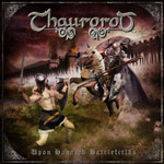 Thaurorodin albumin "Upon Haunted Battlefields" etukannessa näkyy maalaus tai piirros viikingistä tappelemassa miekka kädessä ratsun selässä olevaa ritaria vastaan. Kuvan yläosassa yhtyeen logo harmaalla värillä.