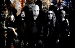 Ryhmäkuva Cloudscape-bändin kokoonpanosta, johon kuuluu viisi mustiin pukeutunutta muusikkoa. Valtaosalla miehistä pitkät hiukset, mutta kahdella kalju tai lyhyt tukka.