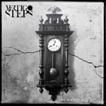 Harmaasävyinen kansitaide Vertigo Stepsin albumia "The Melancholy Hour" varten. Kuvassa vaaleanharmaalla seinällä vanhanaikainen, puinen seinäkello. Kello näyttää pysähtyneen. Kuvan vasemmassa yläkulmassa mustalla värillä yhtyeen logo.