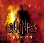 Loudnessin punasävyinen kansikuva "King of Pain" -albumai vartne. Kuvassa näkyy suurin tikkukirjaimin yhtyeen nimi ja sen alapuolella vaaleammalla värillä ja pienemmällä präntillä albumilevyn nimi.