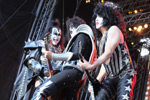 Kiss-yhtyeen kolme jäsentä poseeraa Sauna Open Airin esiintymislavalla.