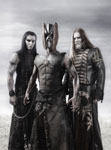 Ryhmäkuva Behemothin kolmesta jäsenestä, jotka seisovat siten, että kypäräpäinen mies etualalla ja kaksi pitkähiuksista miestä hänen takanaan. Kaikilla miehillä mustaa vaatetta yllään ja keskimmäisellä jonkinlainen rintapanssari.