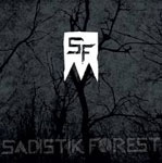 Sadistik Forestin harmaasävyinen kansikuva samannimiselle albumille. Kuvassa näkyy kuolleita, elottomia puita ja niiden päällä yhtyeen logo valkoisella värillä. Kuvan alaosassa lukee tikkukirjaimin Sadistik Forest.