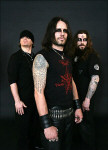 Celtic Frost -bändin kolme jäsentä seisovat mustaa taustaa vasten. Miehillä on yllään lyhythihaiset paidat. Käsivarsissa heillä on tatuointeja. Etummaisena seisoo mies, jolla puolipitkät hiukset ja luotivyö lantioilla. Paidassa on jonkinlainen punainen ku