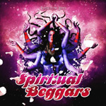 Spiritual Beggarsin logo vaaleanpunaisella värillä kuvan alaosassa. Kuvan keskellä näkyy lauma rokkimuusikkoja ja kuvan taustalla hohtavaa, osittain pinkkiä väriä.