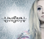 "Clinic For Dolls" -albumin etukannessa valokuva vaaleahiuksisesta naisesta, jonka kasvot näkyvät puoliksi oikeassa laidassa. Vasemmalla koristeellista taustaa vasten näkyy UnSun-logo mustalla.