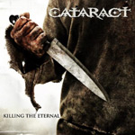 Killing The Eternal" -albumin kansikuvassa likaiseen paitaan pukeutunut hahmo pitää ruosteista ja tahriintunutta leipäveistä kädessä aivan kuin aikeenaan puukottaa sillä. Cataractin logo kuvan oikeassa yläkulmassa.