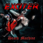 Exciterin "Death Machine" -albumin etukannessa kuva naisesta, jonka kättä sahataan irti moottorisahalla. Kuvan yläosassa Exciterin logo ja alaosassa albumin nimi punaisella värillä.