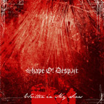 Verenpunaisella kansikuvalla varustetun Shape Of Despairin "Written in My Scars" -EP:n kansikuva. Alaosassa kaunokirjoituksella ja valkoisella värillä lukee levyn nimi. Sen yläpuolella goottilaisin kirjaimin yhtyeen nimi.