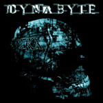 Dynabyte-logo yläosassa mustaa taustaa vasten. Kuvan keskellä sinertävä röntgenkuvaa etäisesti muistuttava potretti, jossa näkyy sivuprofiili ihmisen pääkallosta.