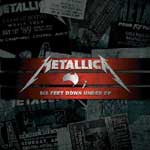Metallican "Six Feet Down Under" -EP:n kannessa vanhoja harmaasävyisiä lehtileikkeitä, joiden päällä kolme vaakasuuntaista, oranssia palkkia. Palkkien päällä Metallican logo ja EP:n nimi valkoisella.