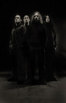 Mustavalkoinen promokuva Paradise Lost -bändin jäsenistä, jotka seisovat tiiviisti yhdessä. Miehillä yllään mustat vaatteet. Kuvassa neljä miestä, joista kahdella pitkät hiukset.