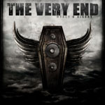The Very Endin logo mustalla värillä kuvan yläosassa. Logon oikeassa alakulmassa lukee pienellä präntillä "Mercy & Misery". Kuvaa hallitsee yksityiskohtainen valokuva tummasta puusta rakennetusta kaiutinkotelosta, joka muistuttaa ruumisarkkua. Arkun sivui