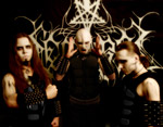 Ryhmäkuva kolmesta muusikosta, joista keskimmäinen on kalju ja laitimmaisilla pitkät hiukset. Bändiläiset seisovat Semarglin logon edustalla. Logo on valkoisella mustaa vasten.