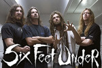 Six Feet Under -bändin jäsenet seisovat loisteputkien alla. Kuvan alaosassa on bändin logo valkoisella, logossa varjostus.