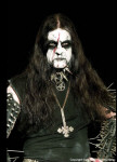 Gorgoroth-yhtyeen Infernus seisoo mustaa taustaa vasten yllään mustat vaatteet, käsivarsissaan niittirannekkeet ja kaulassa pentagrammia ja ylösalaisin käännettyä ristiä. Miehellä pitkät mustat hiukset ja kasvoilla corpse-maskit.