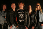 Crystal Eyes -bändin jäsenet seisovat rivissä mustaa taustaa vasten. Kuvassa viisi miestä, joista parilla on pitkät hiukset. Keskimmäisellä miehellä yllään Motörhead-paita ja lyhyt, musta nahkatakki.