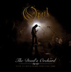 "The Devil's Orchard -- Live At Rock Hard Festival" -albumin etukannessa tummanruskea potretti konserttilavalla soittavasta Opethista. Kuvan yläosassa Opethin logo.
