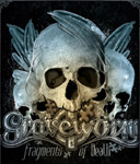 Musta pohjaväri ja sen päällä sinertävä, koristeellinen kuva ihmistne pääkalloista sommiteltuina Gravewormin logon taa.