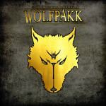 "Wolfpakk"-albumin etukannessa keltainen piirros suden päästä. Sen yläpuolella lukee keltaisella värillä Wolfpakk. Tausta on nuhjuinen ja harmahtava.