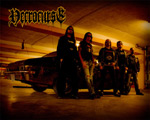 Necrocursen ryhmä promokuvassa, jonka vasemmassa yläkulmassa bändin logo.