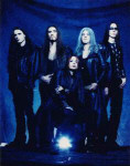 Holy Moses -bändin jäsenet seisovat sinisävyisessä valokuvassa. Kuvassa viisi hahmoa, joista keskimmäinen on nainen. Yhdellä taaempana näkyvistä miehistä on pitkät siniset hiukset. Kuvan tausta on tummansininen.