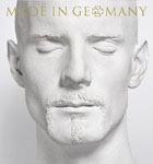 Harmaasävyinen kuva miehen kasvoista, jossa silmäluomet suljettuina. Yläosassa lukee "Made In Germany 1995–2011".