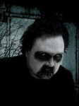Vanmakt-bändin Gorgoth seisoo synkkää korpimetsää vasten yllään musta paita tai takki ja kasvoillaan corpse-maskit. Miehellä puolipitkät mustat hiukset. Kasvot harmahtavat, mutta silmien ja suun ympärys maalattu mustaksi.