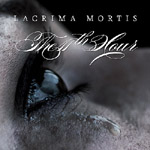 "Lacrima Mortis" -albumin etukannessa lähikuva ihmisen silmästä, josta valuu kyynel. Silmän yllä lukee valkoisella Lacrima Mortis ja sen alla kaunokirjoituksella "Lacrima Mortis"