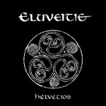 Musta taustaväri ja sen päällä valkoisella värillä ympyräsymboli. Sen yllä lukee Eluveitie ja alapuolella "Helvetios".