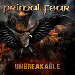 "Unbreakable"-albumin etukannessa kotka tai haukka levittää siipiään suuren monsterin edessä. Kuvan yläosassa Primal Fear -logo.