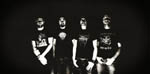 Mustavalkoinen bändikuva Bombs of Hades -yhtyeen neljästä miesmuusikosta seisomassa mustaa taustaa vasten rivissä.