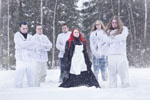 Ryhmäkuva Embassy of Silencen kokoonpanosta, jonka jäsenet seisovat lumihangessa metsän reunalla.