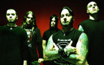 Amerikkalaisen Devildriver-bändin viisi jäsentä seisoo punaista taustaa vasten. Tausta on keskeltä valoisampi ja ympäriltä varjostettu. Kuvassa viisi miestä, joista etualalla lyhythiuksinen ja tatuoitu mies.
